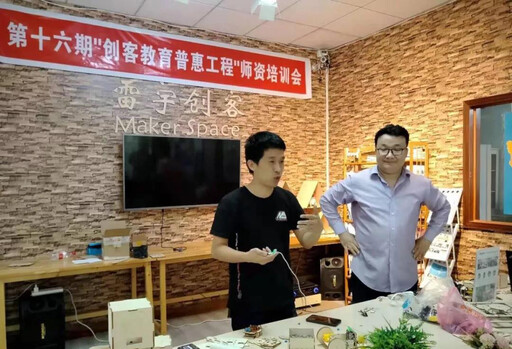 展示開源機(jī)器人競賽的樣車和人形開源機(jī)器人