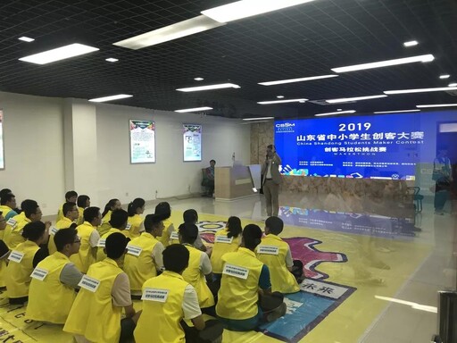 此次馬拉松現(xiàn)場混編組隊，通過興趣測試分析個人性格及所長，組成3人/隊