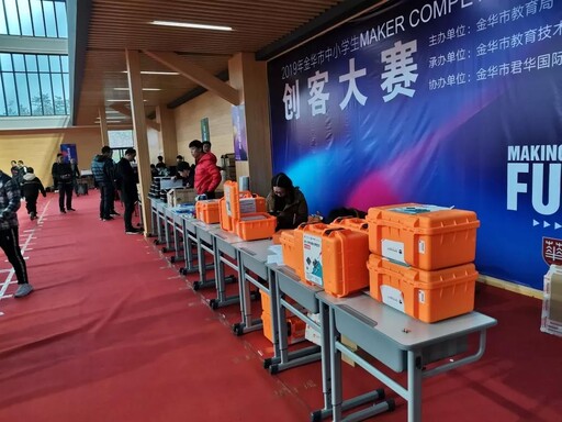 雷宇科教，在創(chuàng)意智造項目和任務(wù)挑戰(zhàn)項目中為學(xué)生們