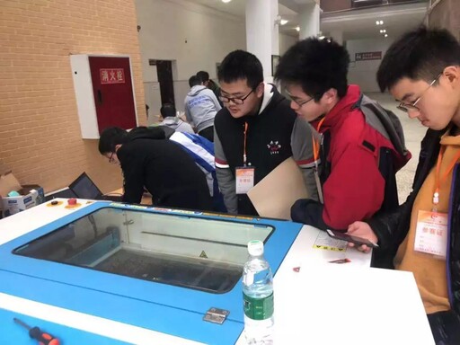 參賽學(xué)生要在規(guī)定時(shí)間內(nèi)使用組委會(huì)提供的器材，通過(guò)電腦編程、硬件搭建、造型設(shè)計(jì)等創(chuàng)作智能實(shí)物作品。