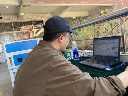 激光切割機(jī)與LaserMaker就位