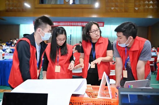 參賽老師認(rèn)真探討中