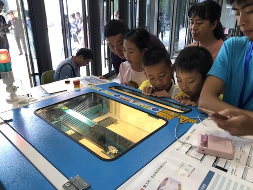 小朋友認真觀看激光切割機工作