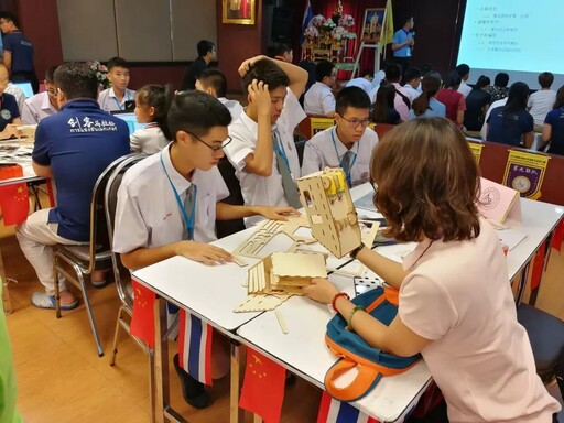 選手們紛紛圍繞主題苦思冥想，與三兩個(gè)小伙伴一起探討爭(zhēng)論，確定了方向后便開(kāi)始按照分工動(dòng)手制作自己的作品。