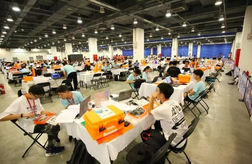 本次比賽采用的是現(xiàn)場制作的方式，分為初中組和高中組。