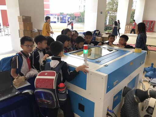 雷大宇剛剛亮相，小朋友們就對(duì)它產(chǎn)生了濃烈的興趣。