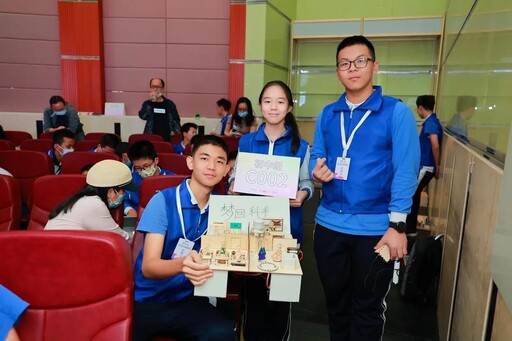 神采奕奕展笑顏，想必對自己的作品充滿信心