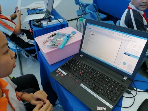 比賽現(xiàn)場(chǎng)，創(chuàng)客們認(rèn)真構(gòu)圖