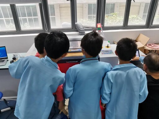 在雷宇的老師們簡單的指導(dǎo)下，小朋友們很快掌握了正確的設(shè)計與操作方法。