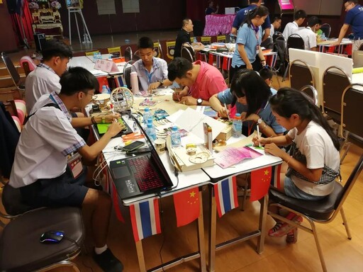 看著選手們成竹在胸、埋頭苦干的狀態(tài)，相信他們一定能在規(guī)定時(shí)間內(nèi)交出令自己、評(píng)委都滿意的成品。