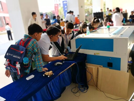 還有家長(zhǎng)帶著小朋友一同過來(lái)學(xué)習(xí)，畢竟激光創(chuàng)客教育要從娃娃抓起