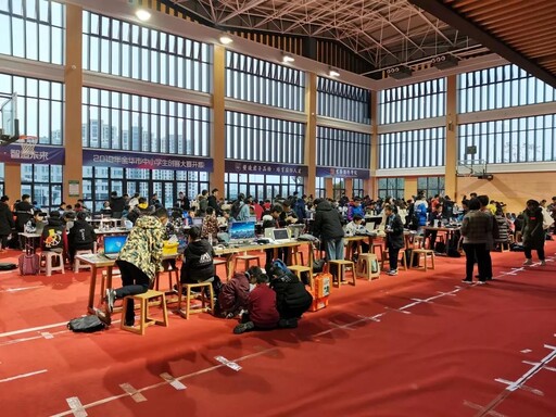 比賽現(xiàn)場熱火朝天