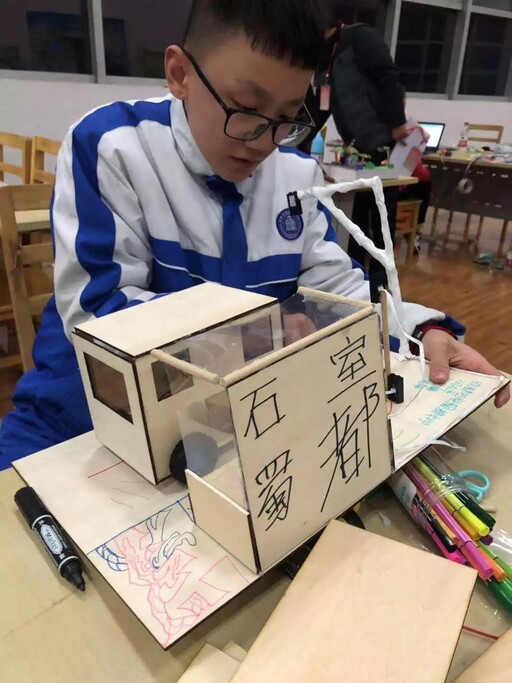 同學(xué)們聚焦現(xiàn)代交通，暢想未來(lái)，將自己的想象力通過(guò)一雙巧手和數(shù)字化制造工具化