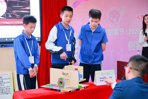 評學生作品，贊許其創(chuàng)意和想法，也為選手們的作品不足之處提出了改進意見。