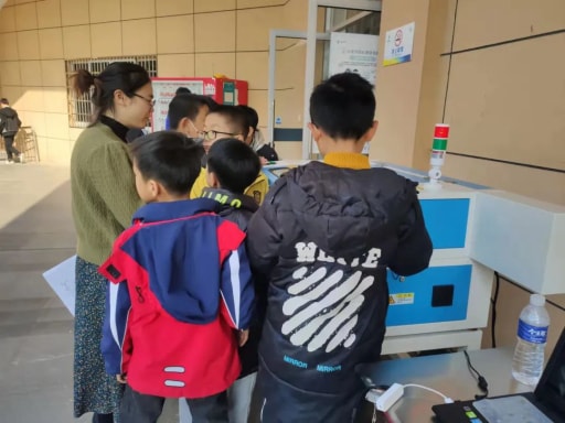 創(chuàng)客圍住激光切割機期待自己的結(jié)構(gòu)件