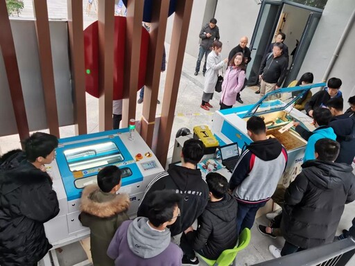 參賽學(xué)生在規(guī)定時間內(nèi)使用組委會提供的器材，通過電腦編程、硬件搭建、造型設(shè)計等創(chuàng)作智能實物作品。