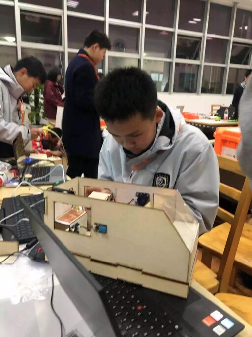 認(rèn)真地埋頭造物