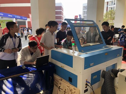 本次創(chuàng)客馬拉松以小組為單位，根據(jù)組委會(huì)提供的器材，在指定時(shí)間內(nèi)通過電腦編程、硬件搭建、造型設(shè)計(jì)等創(chuàng)作智能實(shí)物作品。