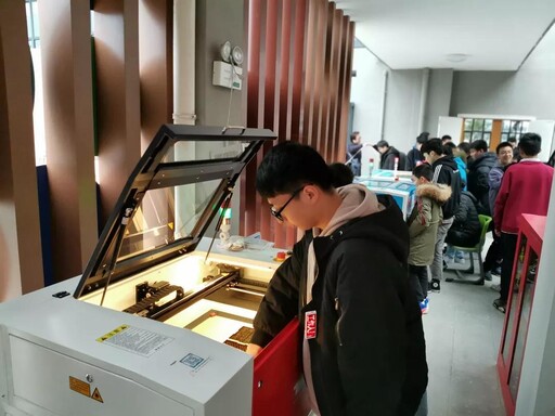 高效精準(zhǔn)造物的激光切割機(jī)，能幫助選手更容易更快的完成自己的作品