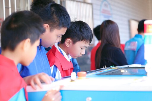 小選手們認(rèn)真查看結(jié)構(gòu)件制作