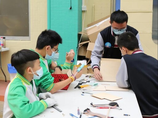 熱熱鬧鬧的造物現(xiàn)場