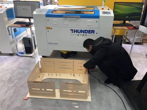 比賽持續(xù)進(jìn)行，雷宇一直堅(jiān)守在助力一線