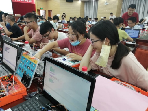 創(chuàng)客教師認(rèn)真學(xué)習(xí)中