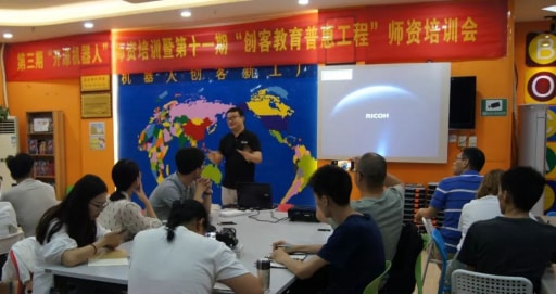 吳俊杰老師發(fā)表《創(chuàng)客教育之開源機(jī)器人的價(jià)值觀》演講