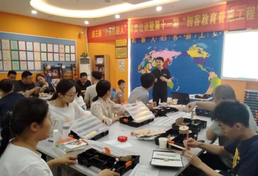 付軍老師從全國青少年機(jī)器人等級(jí)考試的角度，系統(tǒng)講解了Laserblock機(jī)器人結(jié)構(gòu)搭建一二級(jí)的課程。