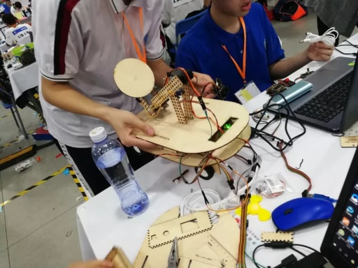 團(tuán)結(jié)協(xié)作，分秒必爭(zhēng)