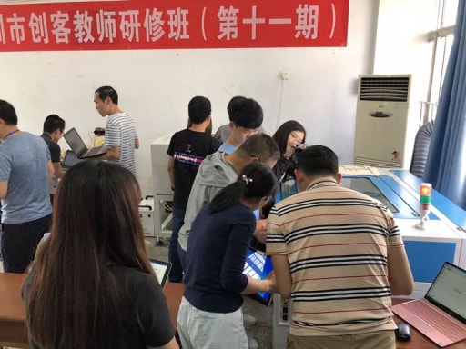 學(xué)員老師們，快速上手學(xué)會(huì)了操作軟件和激光切割機(jī)。