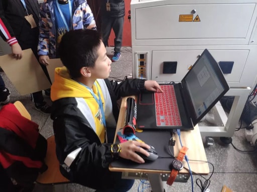 創(chuàng)客選手全神貫注設(shè)計(jì)自己的作品