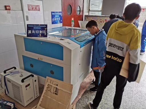 創(chuàng)客們在激光切割區(qū)排隊(duì)等待制作