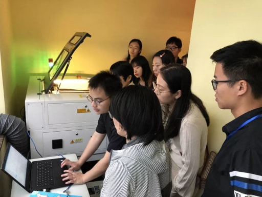 學(xué)員們認(rèn)真地學(xué)習(xí)理論知識(shí)，并上手實(shí)操