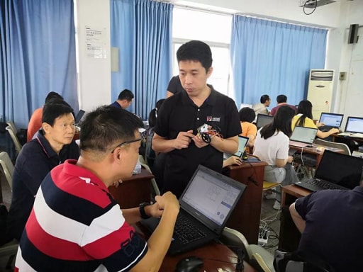 在場的學(xué)員老師都顯得格外認(rèn)真和投入。