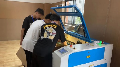 雷宇本次支持的LaserMaker建模軟件和激光切割機(jī)早早候場(chǎng)