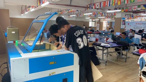 選手們正在使用激光切割機(jī)