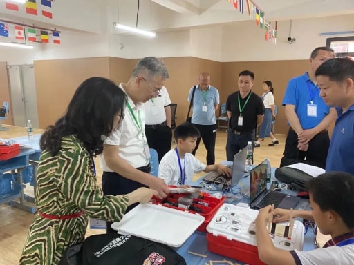 領(lǐng)導(dǎo)認(rèn)真觀看選手們編程設(shè)計(jì)完成各式各樣的比賽任務(wù)