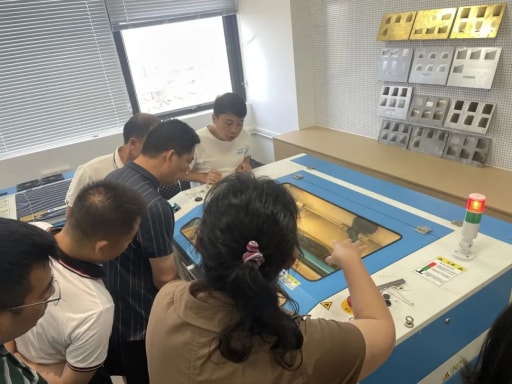 熱烈歡迎廣州市從化區(qū)“基于激光切割的創(chuàng)意智造項目”教師一行蒞臨我司開展研修活動！