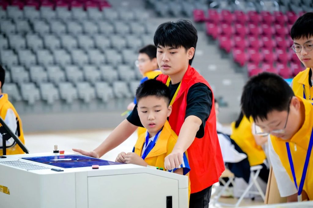 激光技術(shù)與AI創(chuàng)意深度融合，雷宇教育助力2025年深圳市中小學(xué)生AI+創(chuàng)客馬拉松競賽圓滿舉辦